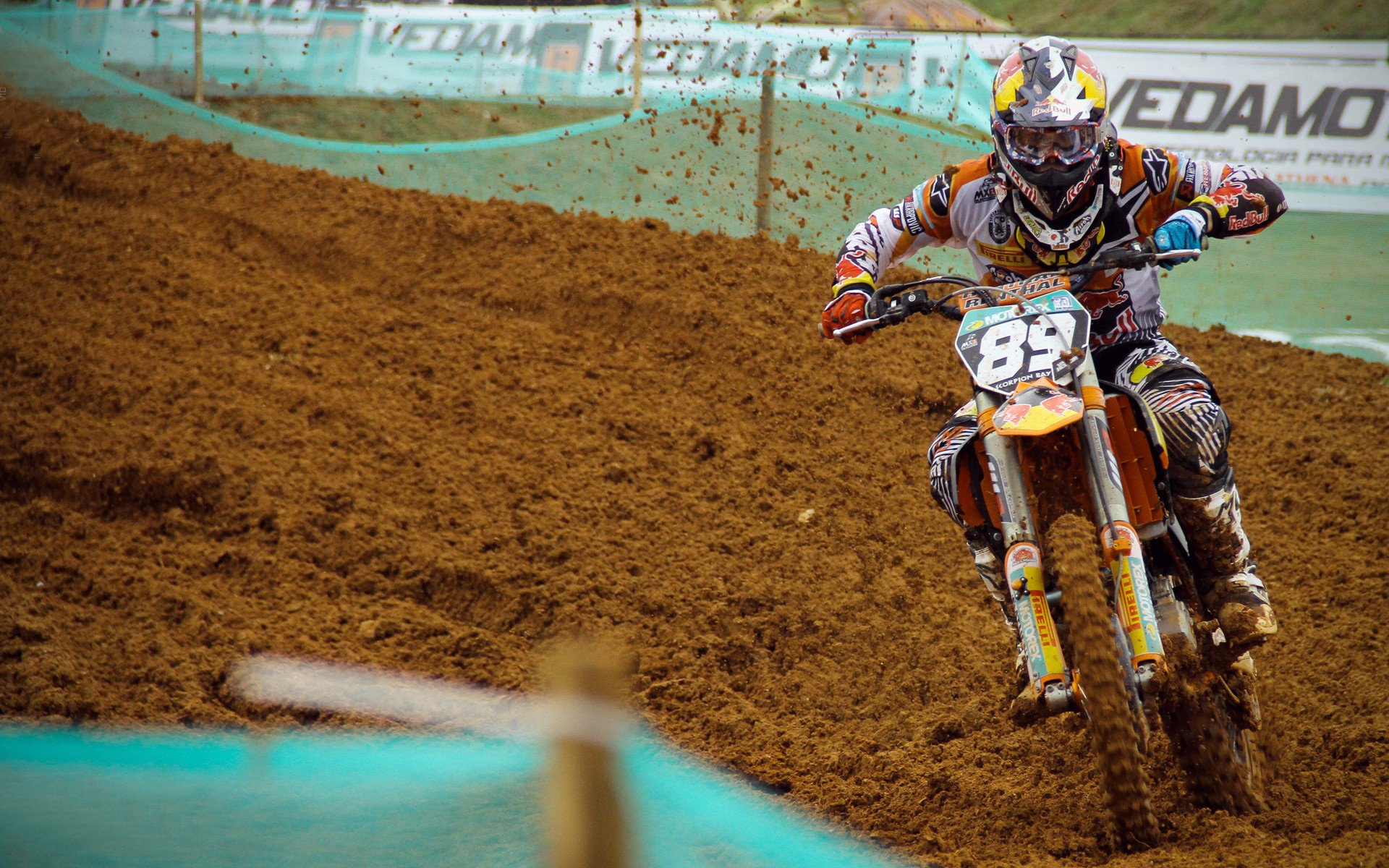 库尔图瓦的隐形方向盘，当F1年度争冠之夜被一位门将接管