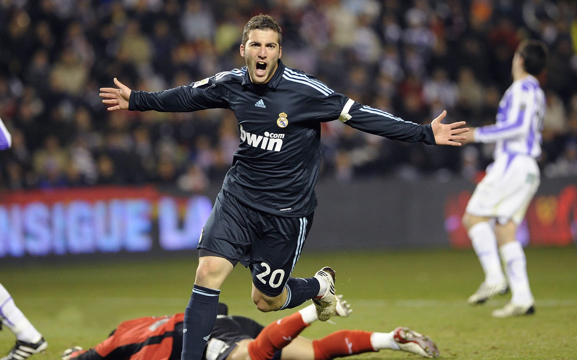 英超争冠焦点战与猛龙斩落开拓者,体育世界的双重奏